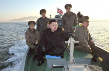 Wah, Kim Jong Un Muncul dengan Bantuan Tongkat